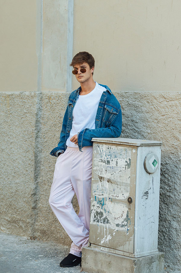 Gジャン×白無地Tシャツ×アイボリーパンツ×黒スニーカー