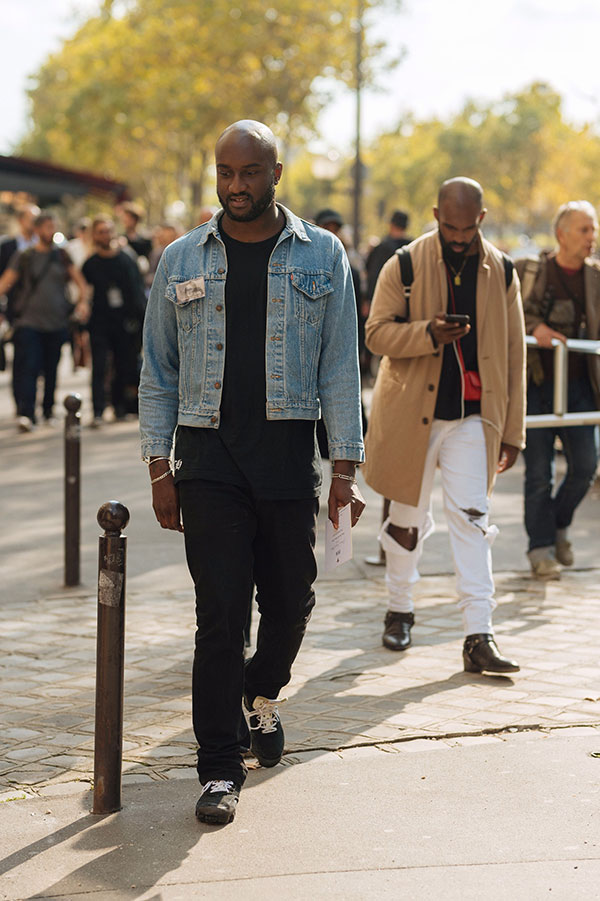 Gジャン×黒無地Tシャツ×黒パンツ×黒スニーカー