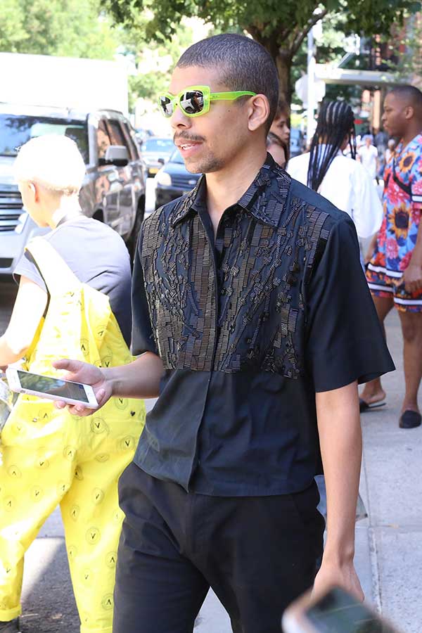 黒半袖シャツ×黒パンツ