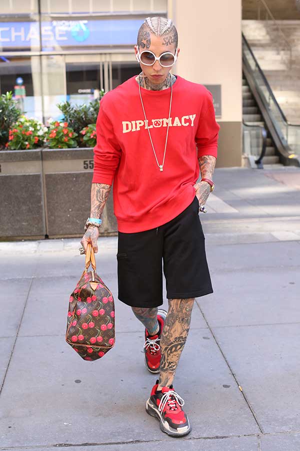 赤ロンT×黒ハーフパンツ×Balenciaga Triple s赤