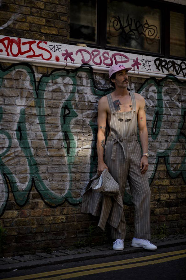 ピンクキャップ×グレーストライプオーバーオール×ジャケットセットアップ×白ローカットスニーカー