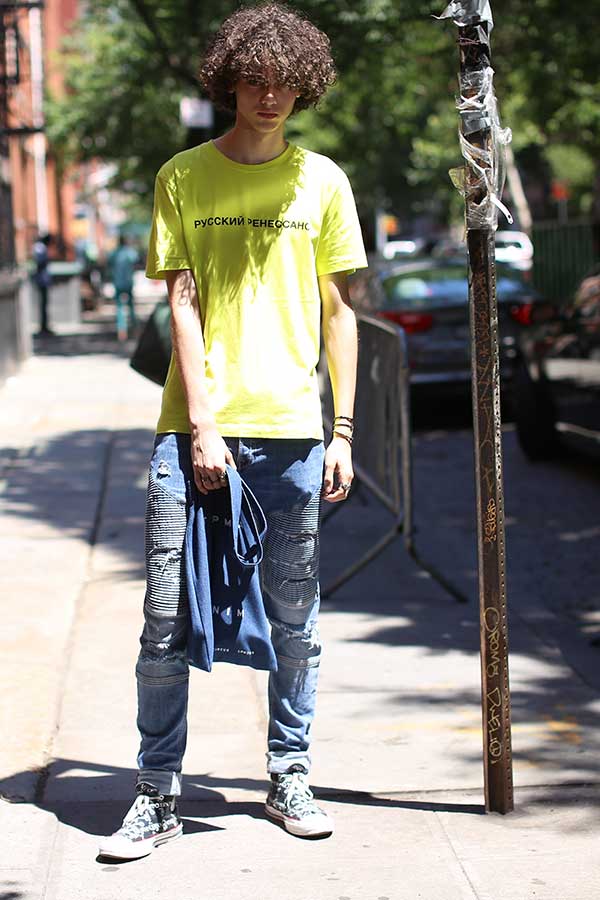 イエローTシャツ×ダメージジーンズ×ハイカットキャンバススニーカー