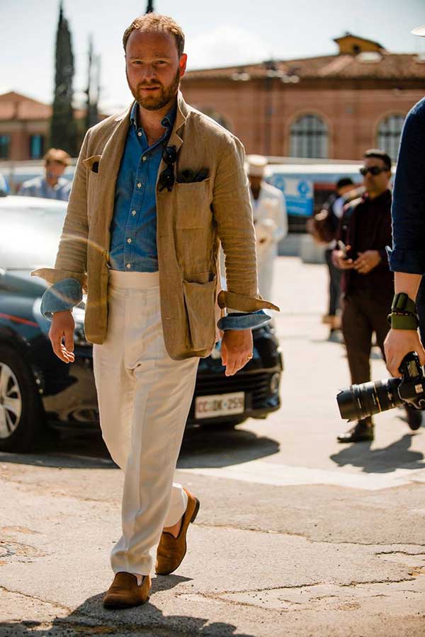 ベージュリネンジャケット×デニムシャツ×白スラックス×ブラウンローファー