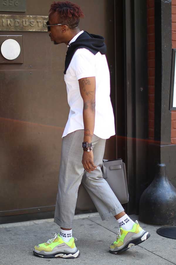 白・黒バイカラーパーカーTシャツ×ライトグレースラックス×Balenciaga Triple s赤