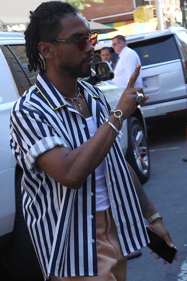 紺白ストライプ半袖シャツ×白タンクトップ×ベージュスラックス