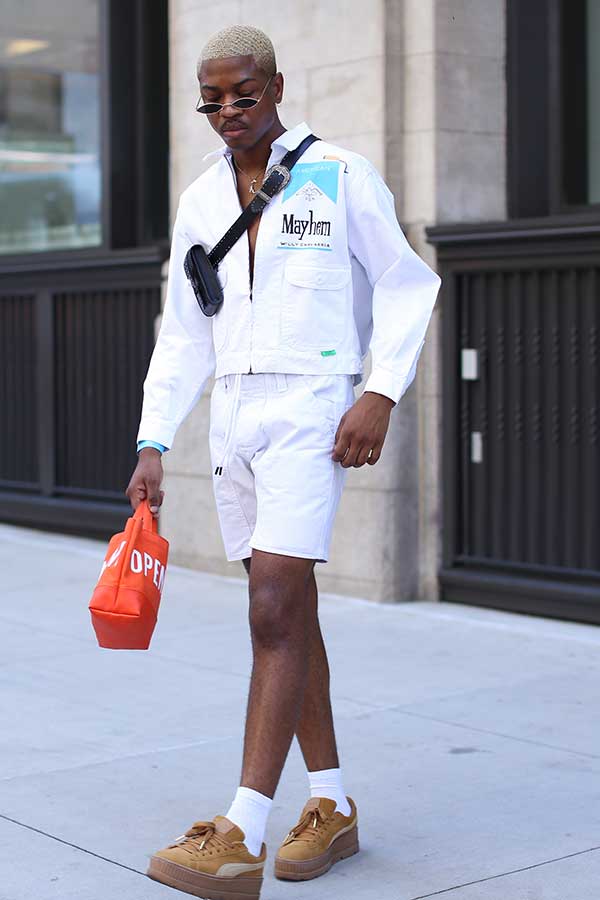 Willy Chavarria白ワークジャケット×白ショートパンツ×PUMAスウェード プラットフォーム キャメル