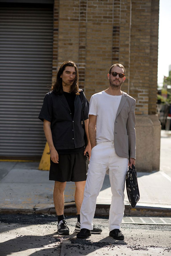 黒半袖シャツ×黒Tシャツ×黒ハーフパンツ×黒スニーカー＆グレーテーラードジャケット×白無地Tシャツ×白パンツ×黒スニーカー