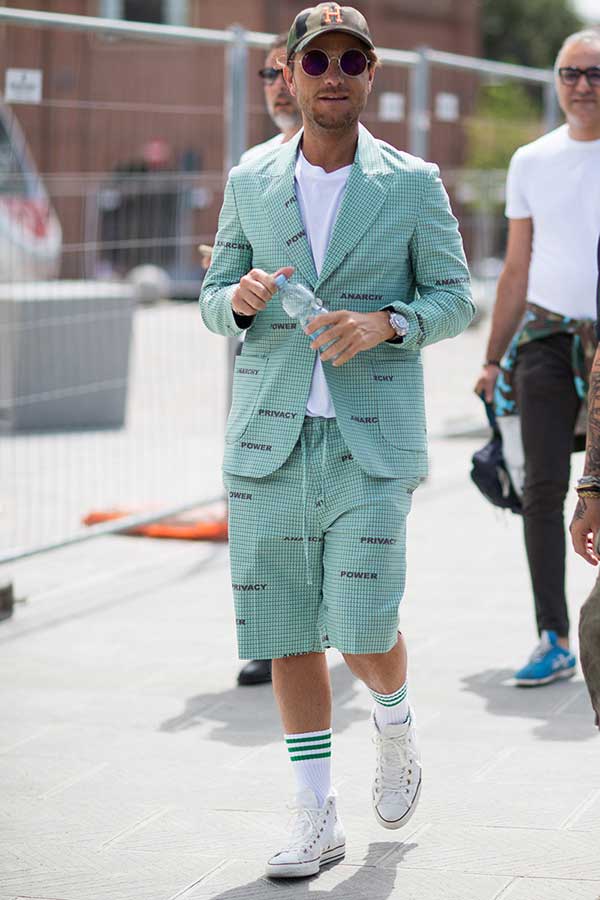 カーキキャップ×グリーンチェックジャケット×ハーフパンツセットアップ×白無地Tシャツ×オールスター白