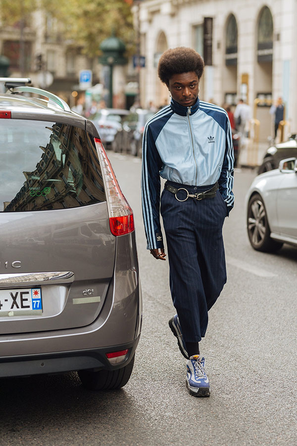 adidasadidasトラックトップ紺水色×紺ストライプパンツ×スニーカー