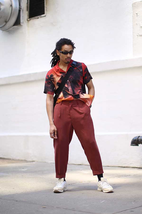 赤ハワイアンシャツ×グレイッシュピンクテーパードパンツ×白スニーカー