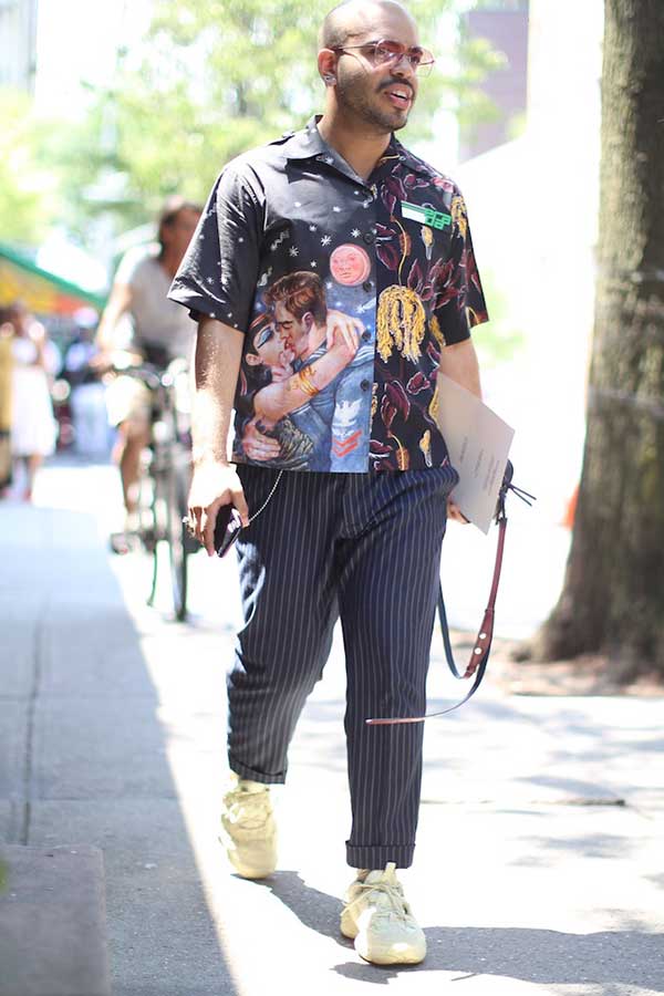 黒半袖柄シャツ×ネイビーストライプスラックス×アイボリースニーカー